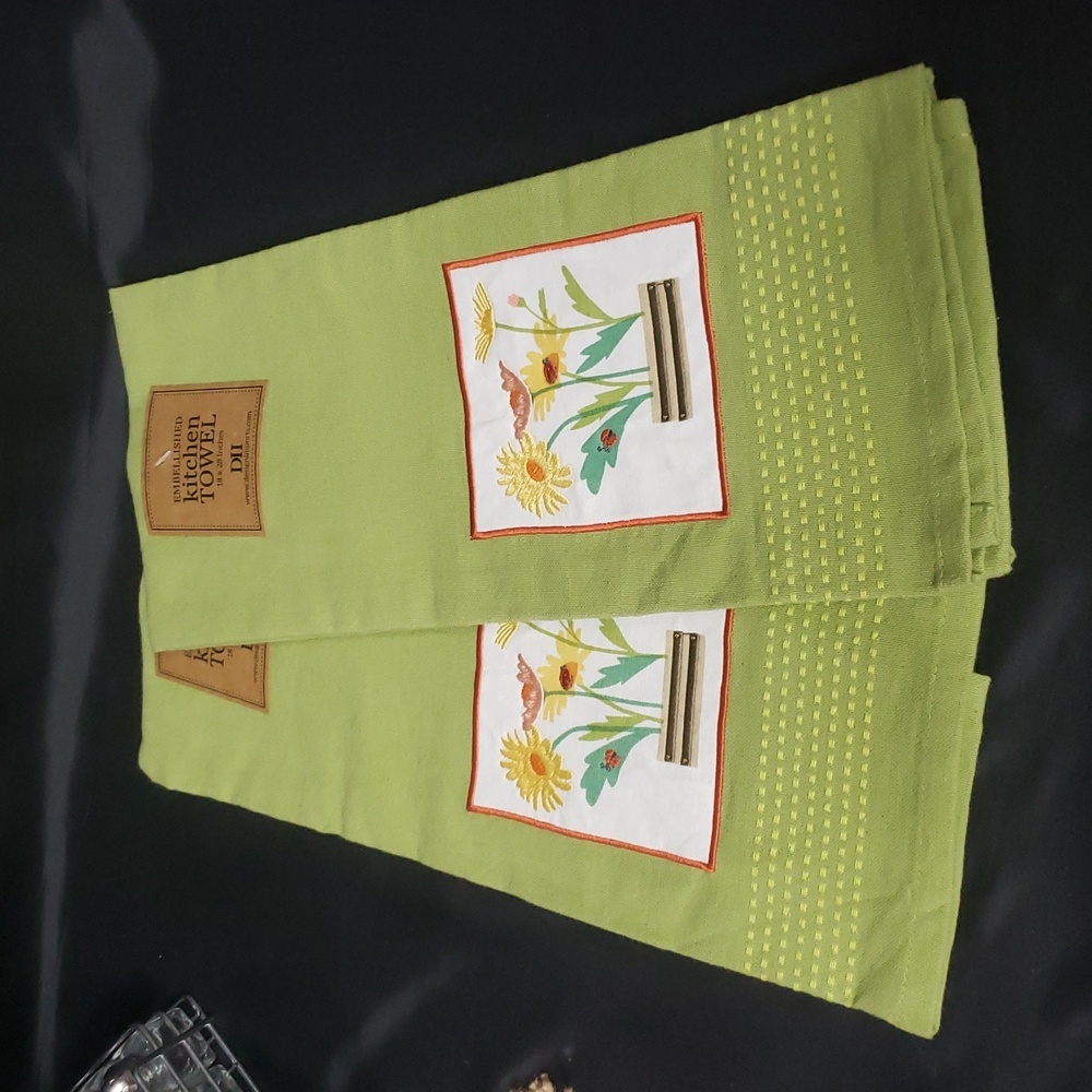 Design Imports NWT Kitchen Towel S/2 with Embroidered Flowers Design